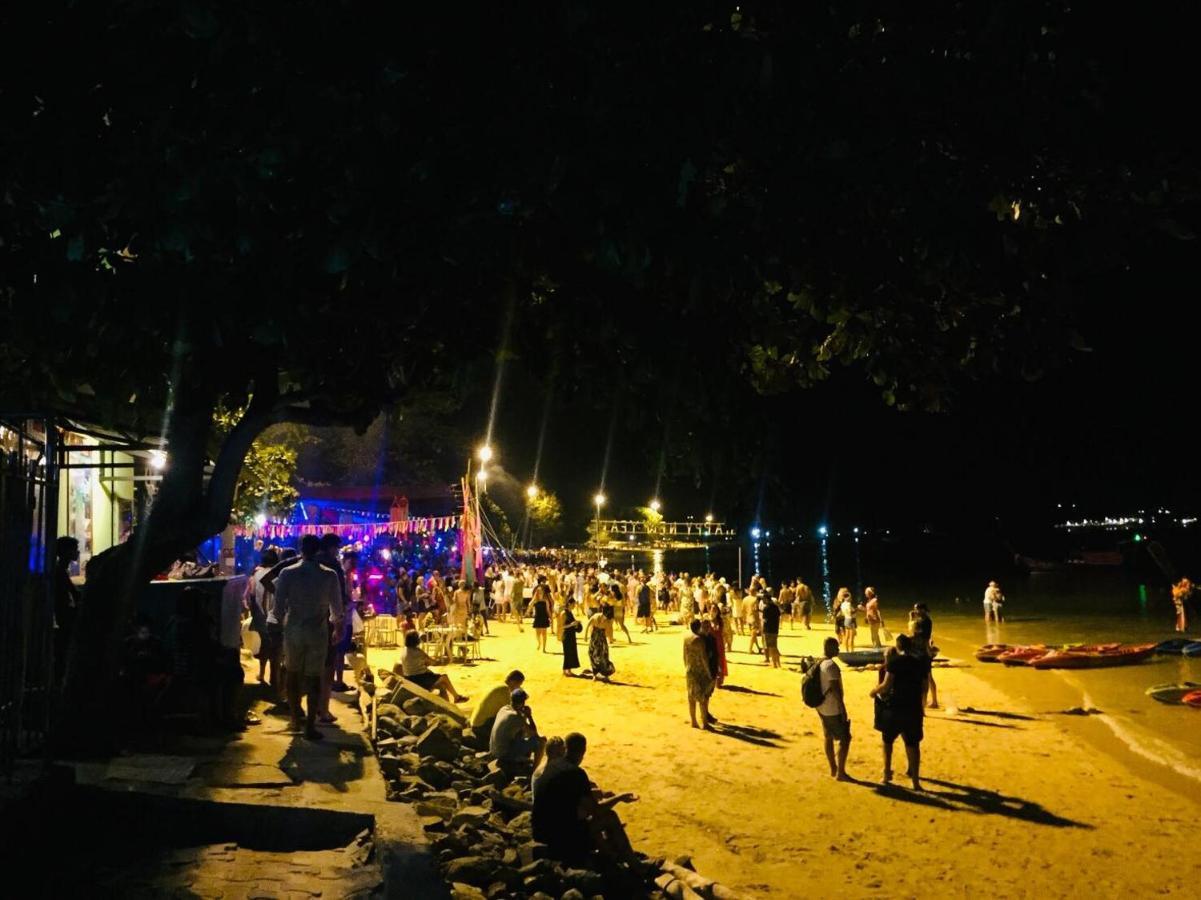 אכסניה Dee Dee Sea Front