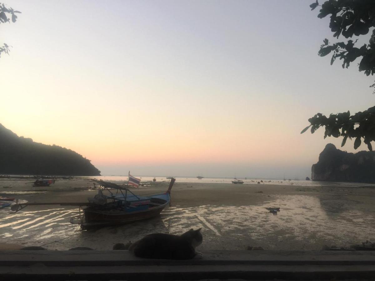 אכסניה Dee Dee Sea Front